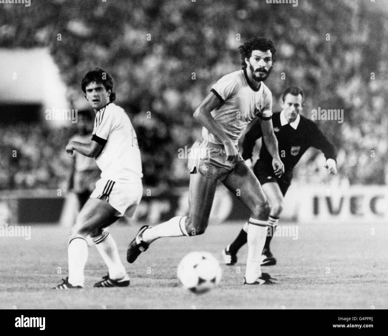 Soccer - World Cup Spain 82 - Group Six - Brazil v New Zealand - Benito Villamarin, Seville. Socrates in action for Brazil (c), watched by New Zealand's Keith Mackay (l) and Referee Damir Matovinovic (r). Stock Photo