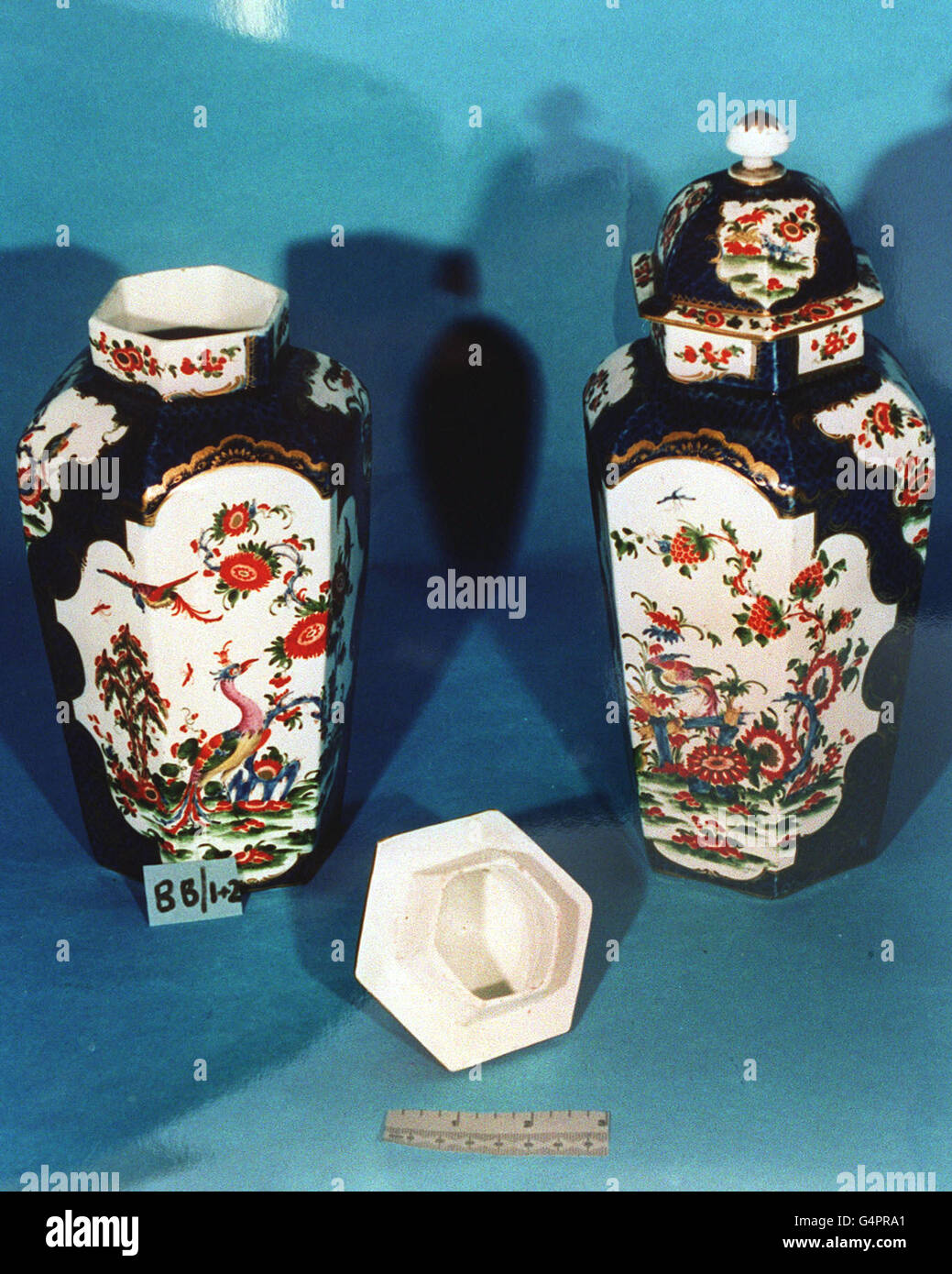 Courts antiques vases hires stock photography and images Alamy