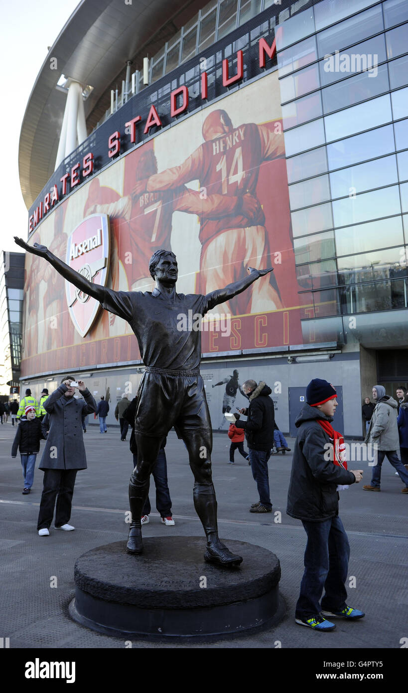 The statue of tony adams outside the emirates stadium hires stock