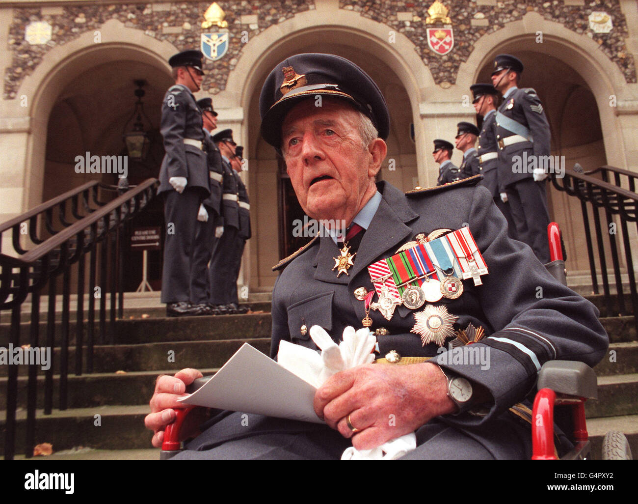 Royal air force uniform hat hi-res stock photography and images - Alamy