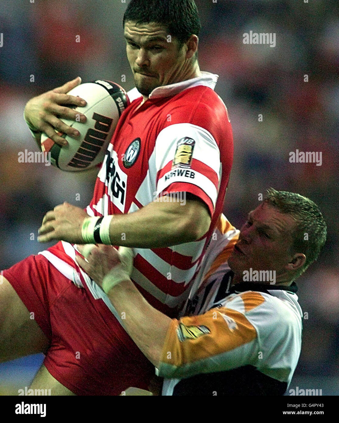 Wigan Warriors captain Andy Farrell is stopped in his tracks by Castleford Tigers Lee Harland during the JJB Super League Elimination play off. Stock Photo
