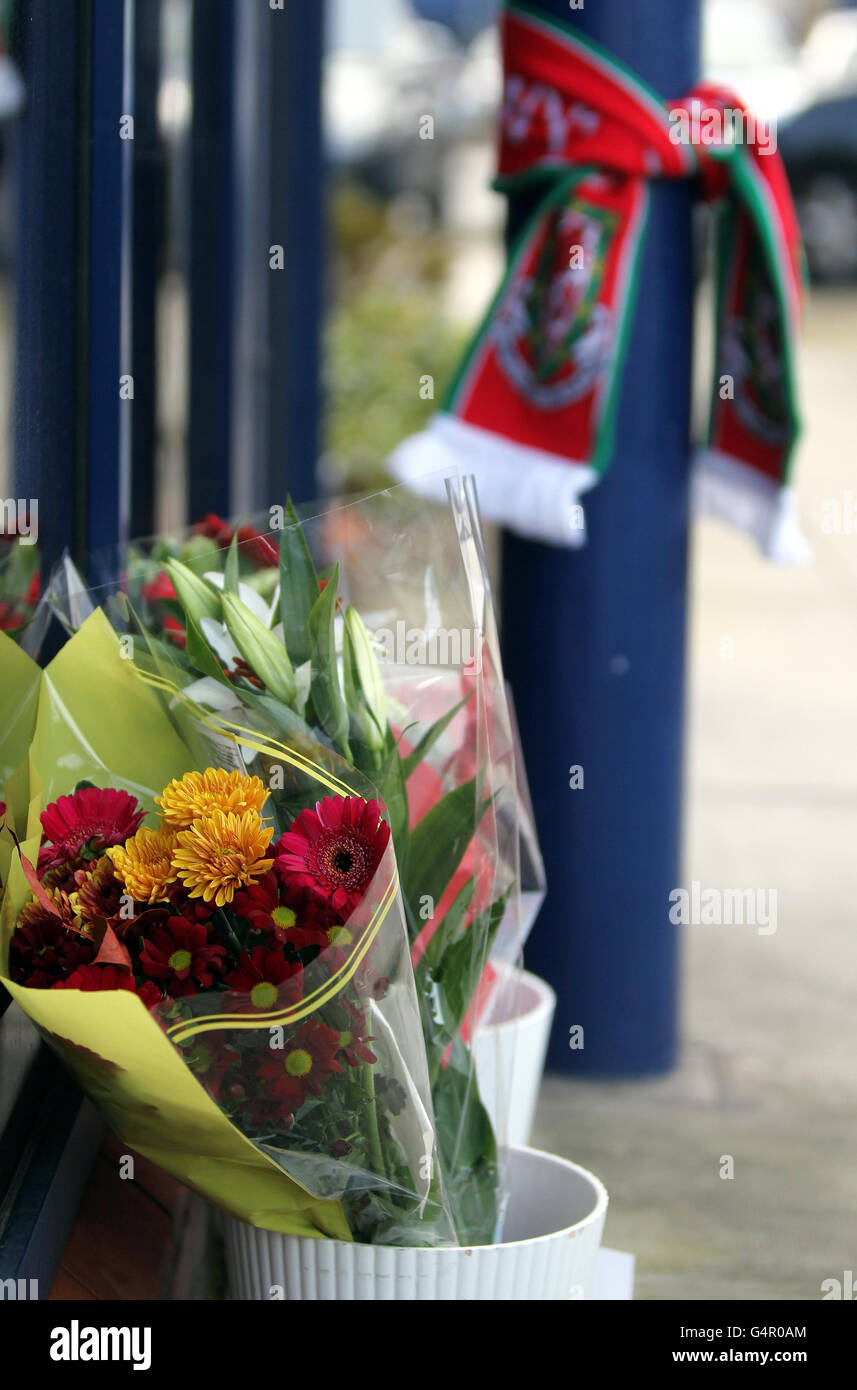 Tributes outside the Welsh Football Association ofiices, Cardiff. Stock Photo