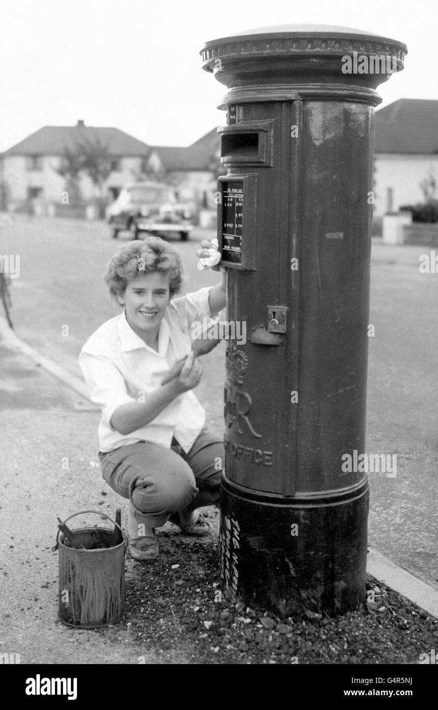 British Postal Service - Pillar Box Painting - Bournemouth Stock Photo