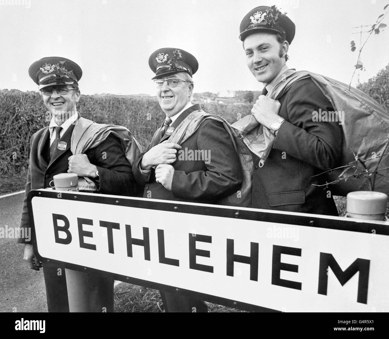 Three Postmen take the starring role of the three wise men, standing with their bags full of parcels at the Welsh biblically-named village of Bethleham. (l-r) Devonald Jones, Hywi Allen and Mansel Thomas. Stock Photo