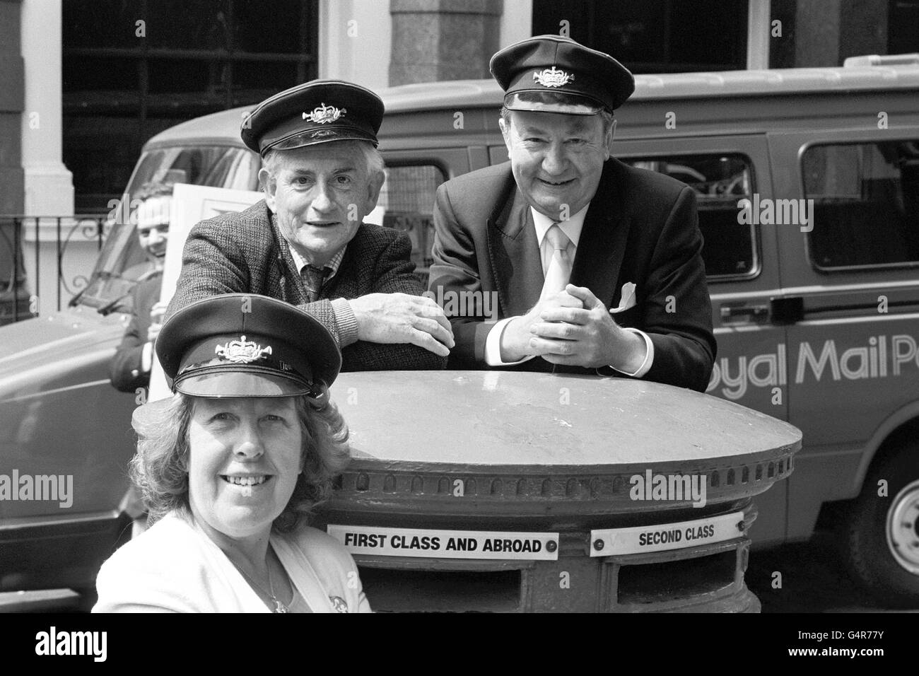 Stars of BBC comedy 'Last of the Summer Wine', Robert Fyfe (l), Peter Sallis (r) and Kathy Staff in London to launch the Royal Mail's new guide to it's postbus network. The service, operated by post-drivers, combine deliveries and collections of mail in country areas with stops on route to pick up and put down passengers Stock Photo