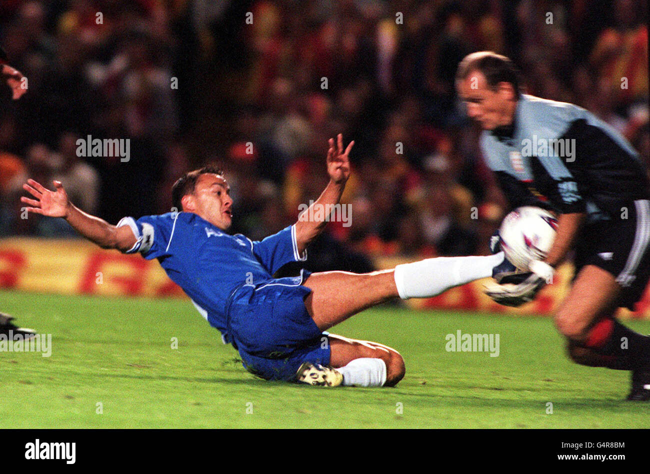 Galatasaray goaleeper Claudio Taffarel scoops the ball from the foot of Chelsea captain Dennis Wise, during the UEFA Champions League football match at Stamford Bridge. Stock Photo