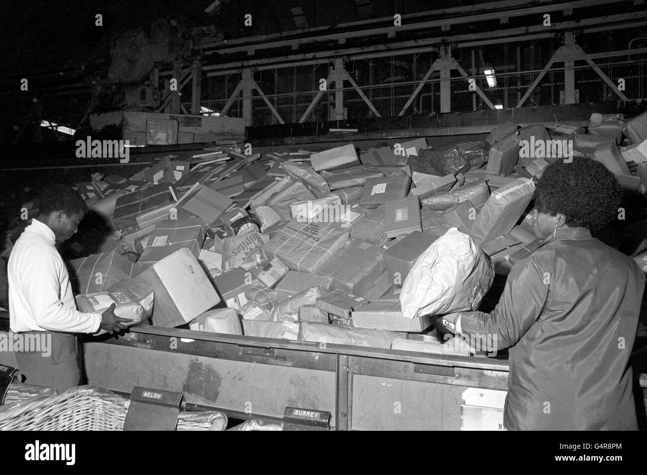 Postal workers sort through the massive piles of Christmas mail at London's Mount Pleasant Sorting Office Stock Photo