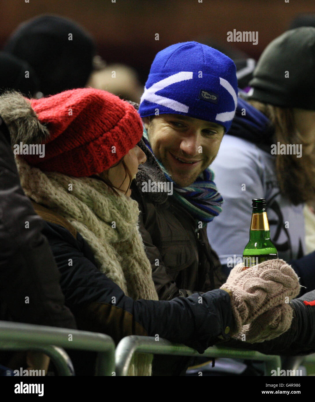 Fans wrap up as they watch heineken cup match murrayfield hi-res stock photography and images