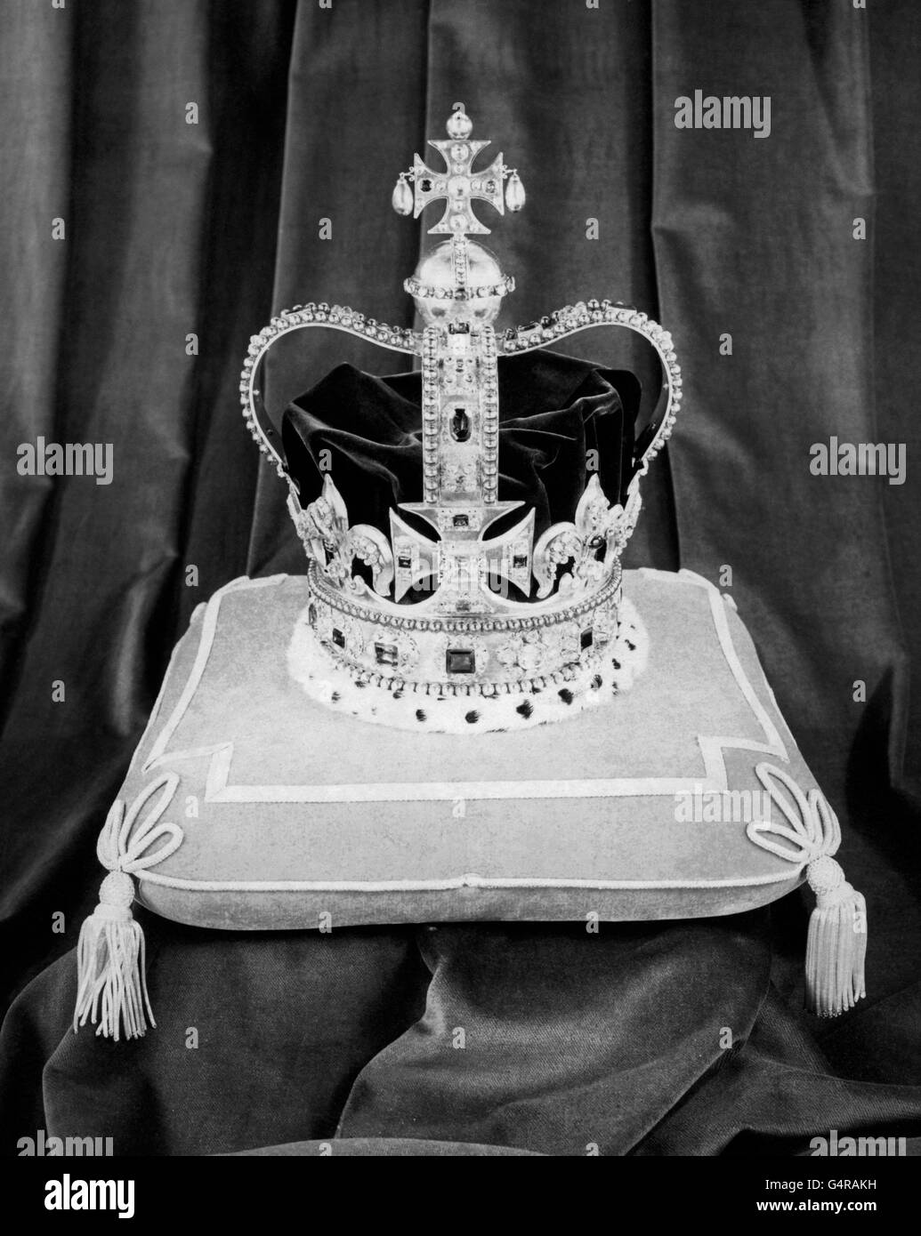 St edwards crown also known as the crown of england hires stock