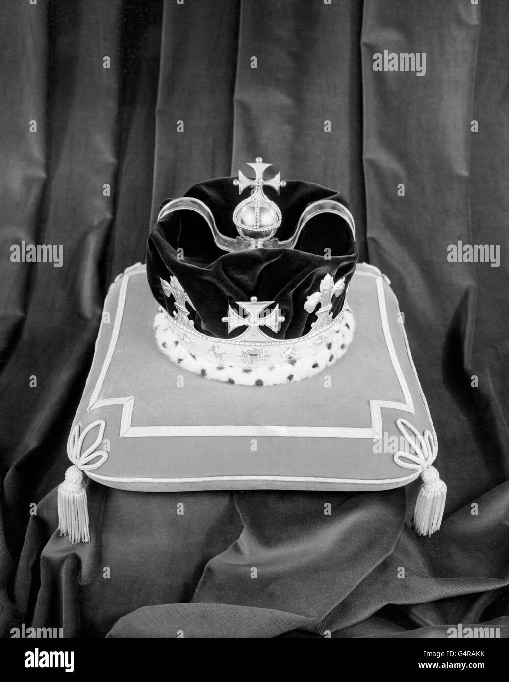 Royalty British Crown Jewels and Regalia Tower of London Stock Photo Alamy