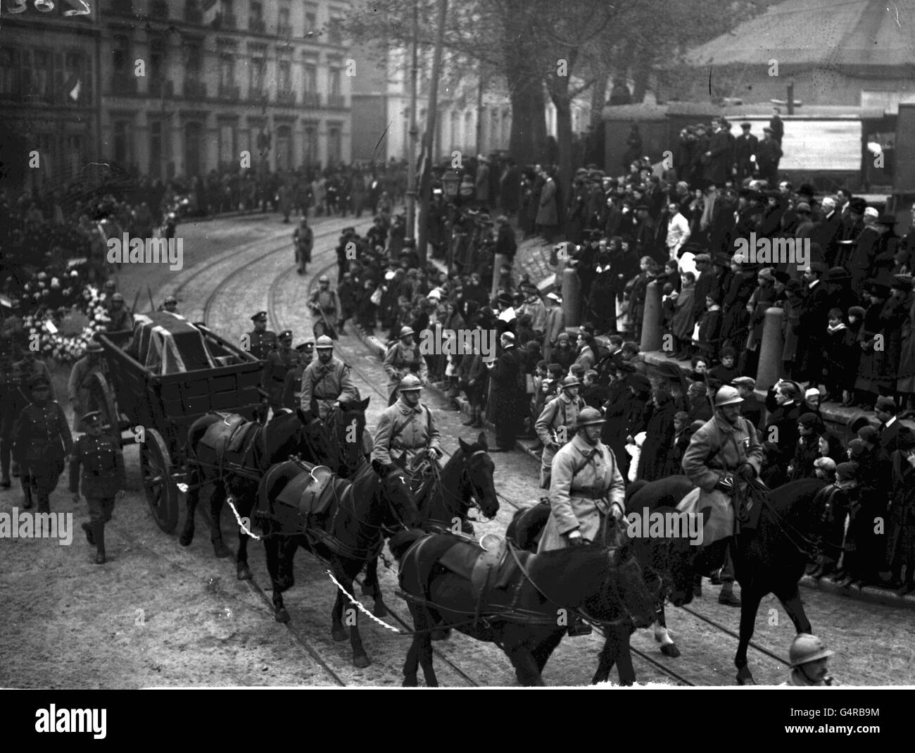 PA News Photo 10/11/20: The Burial of the Unknown Warrior. Accompanied by the British and French troops, the cortege passes through the streets of Boulogne (France) on its journey to Westminster Abbey. unknown soldier. Stock Photo