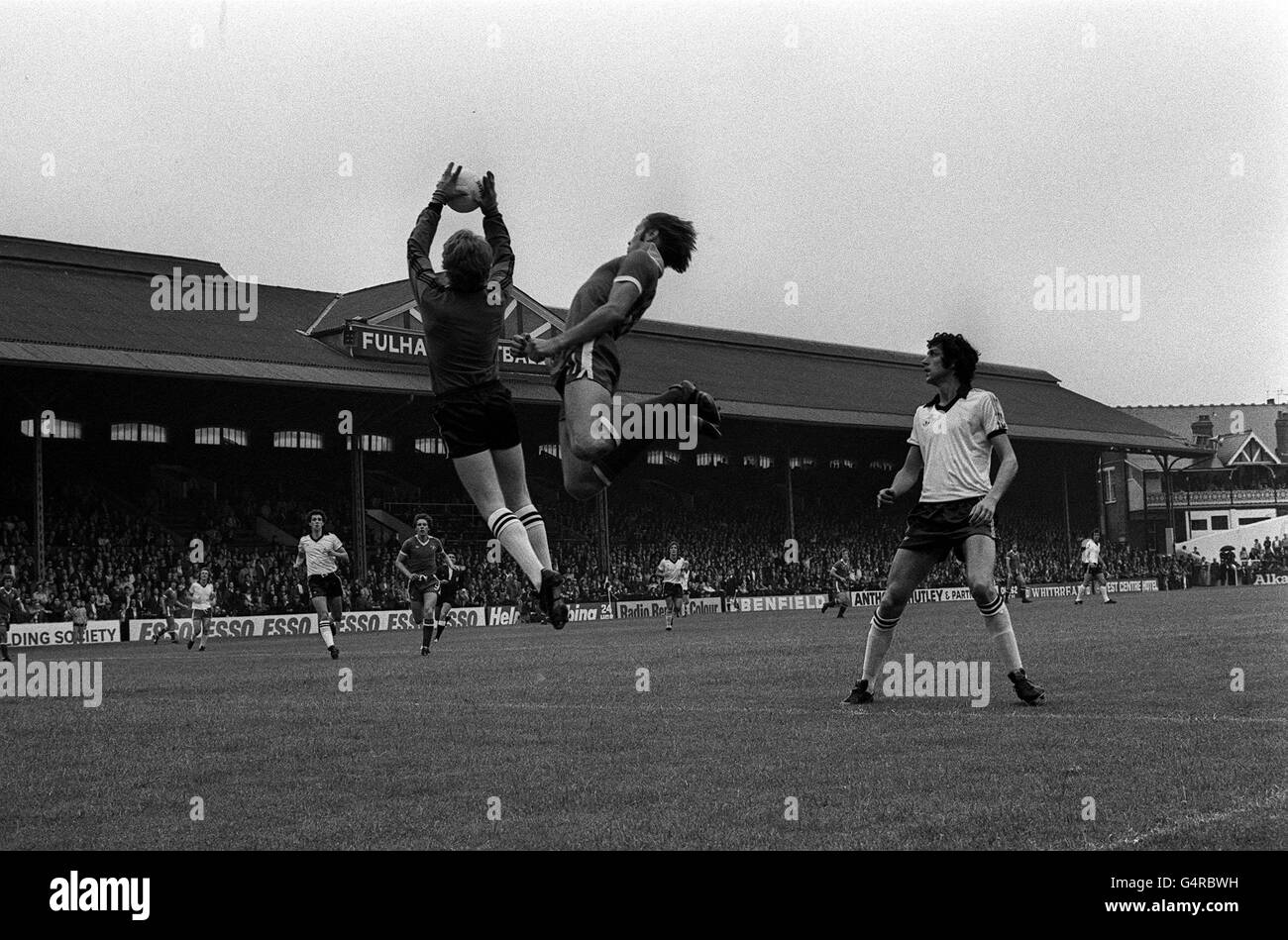 PA Photo 6/8/77 Fulham F.C. Goalkeeper Gerry Peyton saves a high ball from the challenge of Chelsea's Bill Garner during the Anglo Scottish Cup match at Craven Cottage in London Stock Photo
