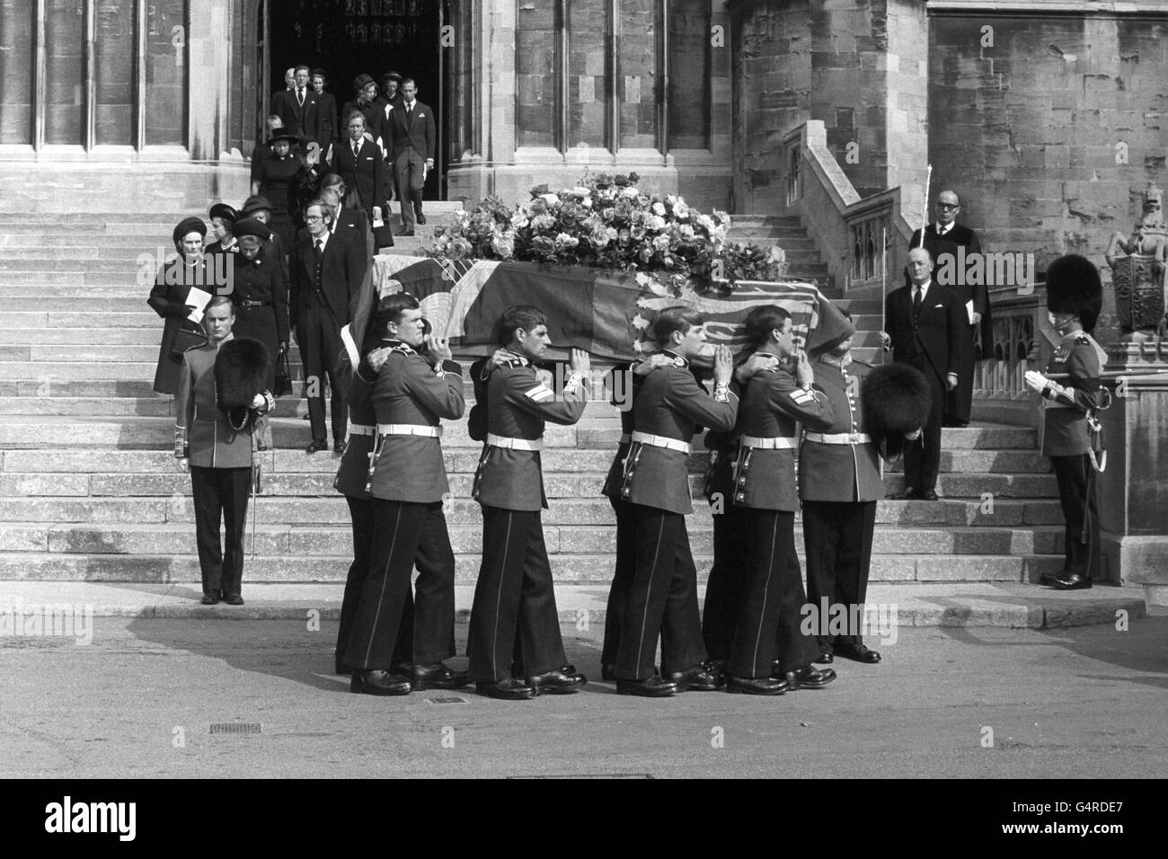 The coffin of Prince William of Gloucester is carried by a bearer party of the 1st battalion Scots Guards outside St. George's chapel, Windsor Castle. Stock Photo