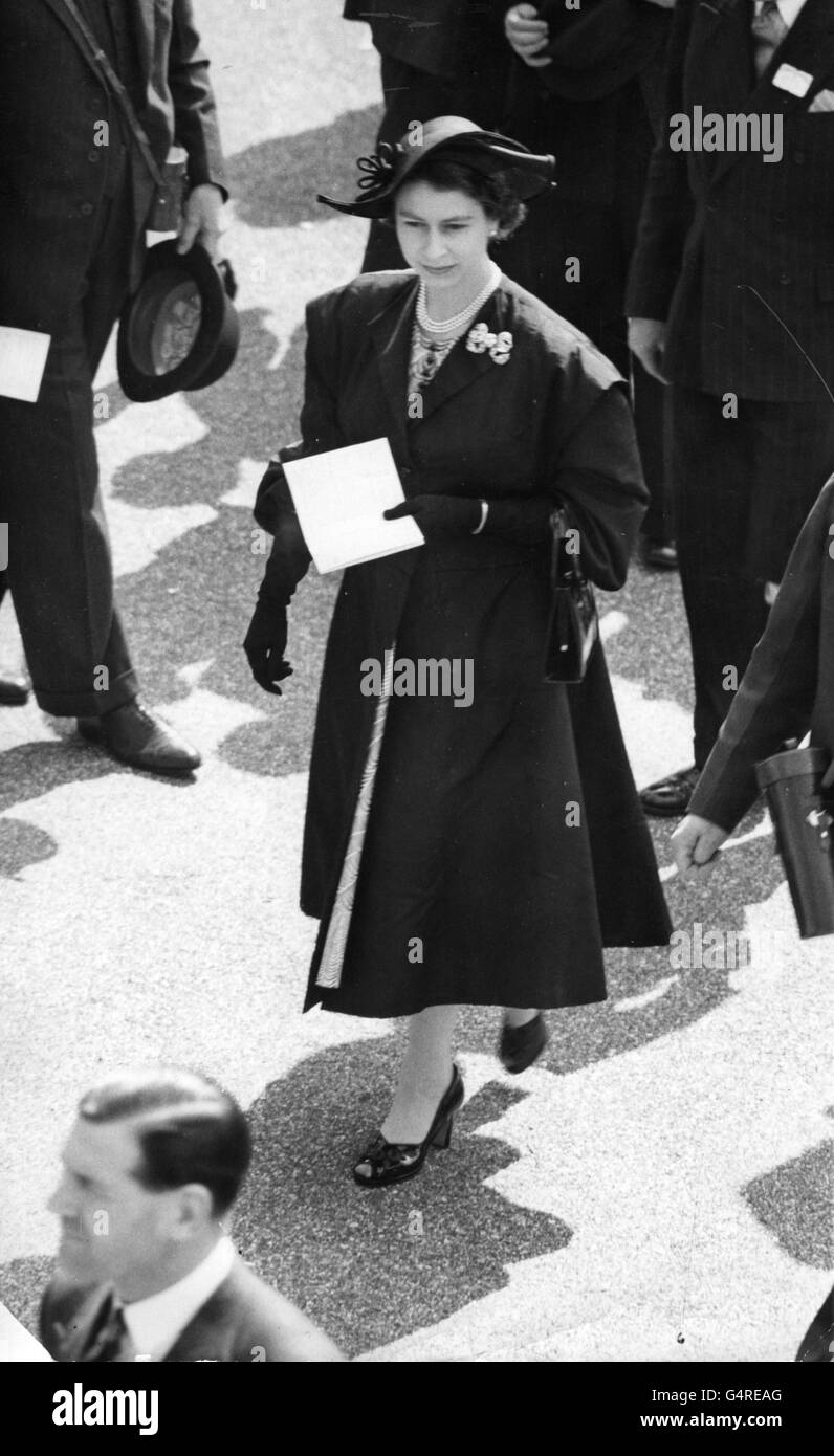 Horse Racing - King George VI and Queen Elizabeth Stakes - Ascot Racecourse. Queen Elizabeth II walking in the paddock at Ascot Stock Photo