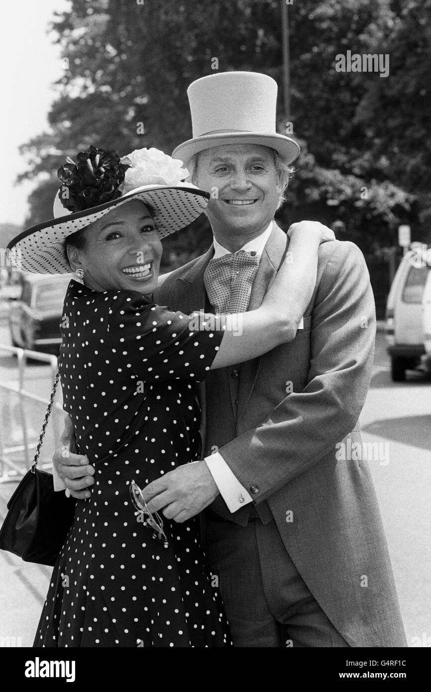 Horse Racing - Shirley Bassey - Royal Ascot. Singer Shirley Bassey hugging Beaudin Mills, an antique dealer, at Royal Ascot. Stock Photo