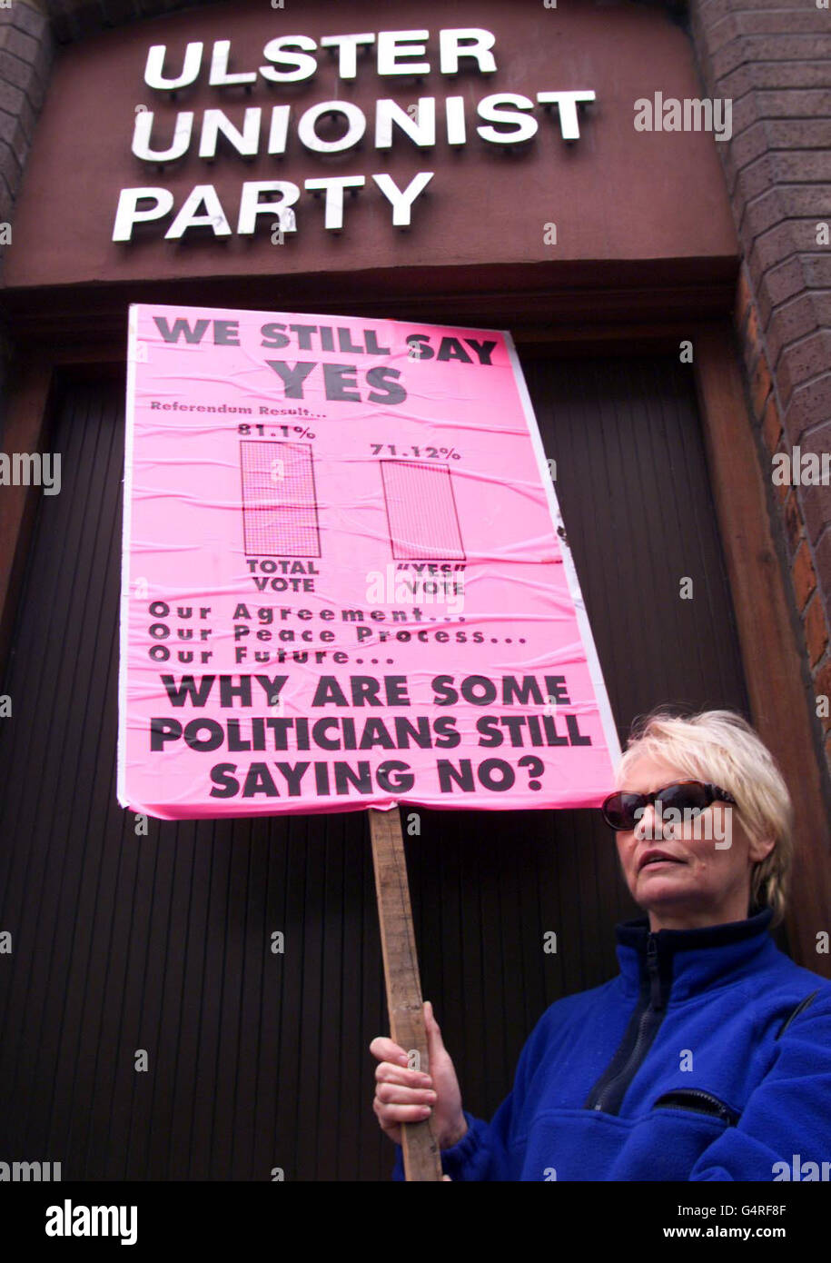 Pro-agreement protestors picket the Ulster Unionist headquarters in Belfast, where the party's Executive are meeting to discuss the Patten report into the RUC and the Mitchell peace review. Stock Photo