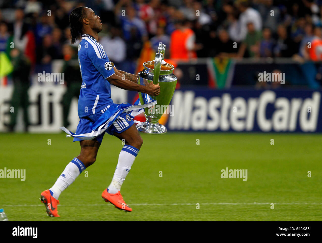 Didier Drogba, FC Chelsea, running across the field carrying the Champions League Cup, 2012 UEFA Champions League Final Stock Photo