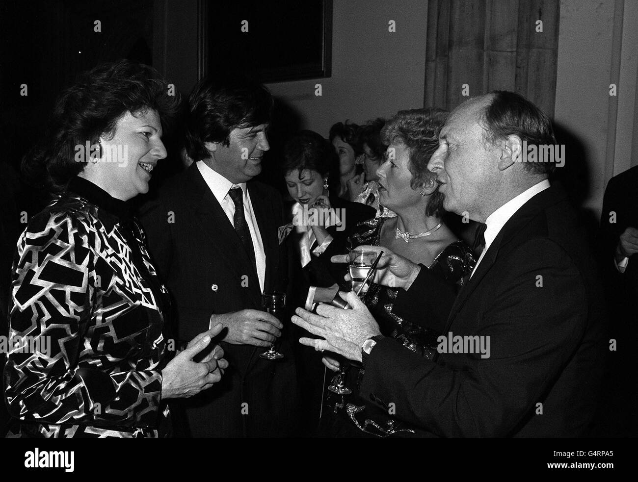 Labour leader Neil Kinnock (right) and his wife Glenys chat to TV presenter Melvyn Bragg and Tory MP Emma Nicholson (left), wife of Booker McConnell chairman Michael Caine, at the Booker Prize dinner at London's Guildhall. * The winner was Penelope Lively, author of Moon Tiger. Stock Photo