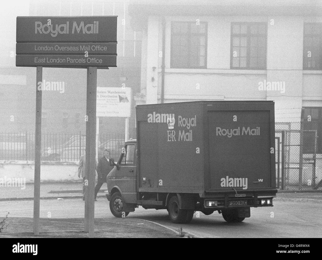 White royal mail van hi-res stock photography and images - Alamy