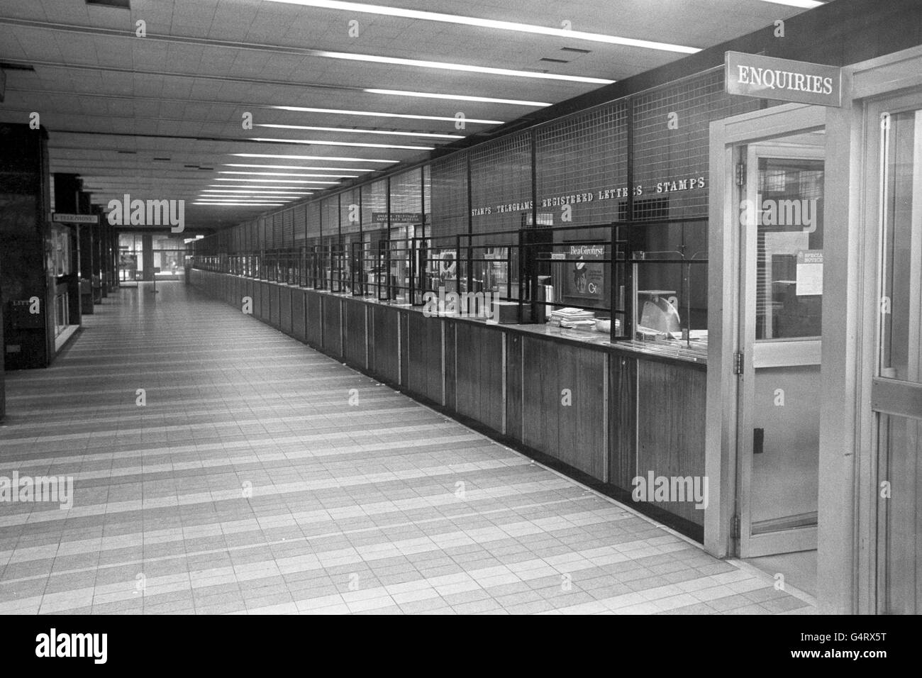 The deserted trafalgar square post office hires stock photography and