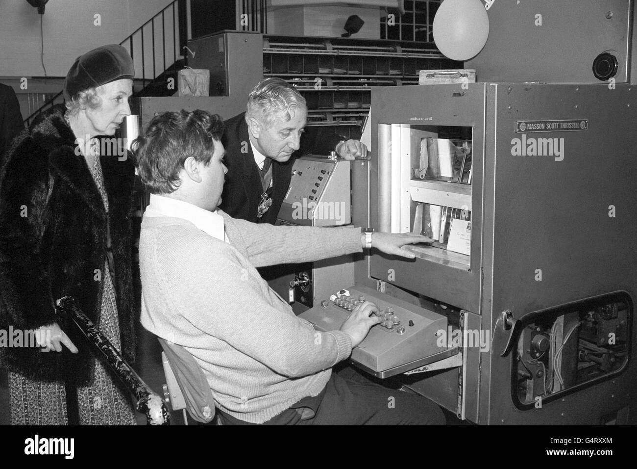 The Lord Mayor of London, Sir Ronald Gardner-Thorpe, and the Lady Mayoress Lady Hazel, watch William Mohoney operating the sorting machine at the Post office's London Chief Office in King Edward Street. The sorting machine is helping to speed the Christmas mail to is destination Stock Photo