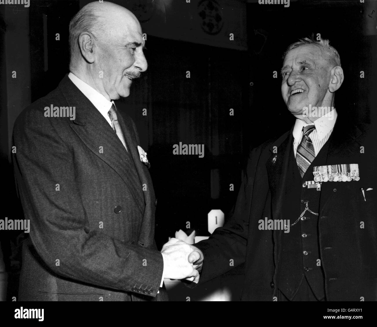 Boer War veterans: Survivors of the historic relief of Mafeking met at a reunion luncheon at the Royal Empire Society, Northumberland Avenue, London, on the 50th anniversary of the relief. Major-General the Earl of Athlone, who took part in the relief of the town, presided. Picture shows the Earl of Athlone (l) greeting his batman, Private Charles Mott (82) of Maidstone, Kent, at the luncheon. Stock Photo