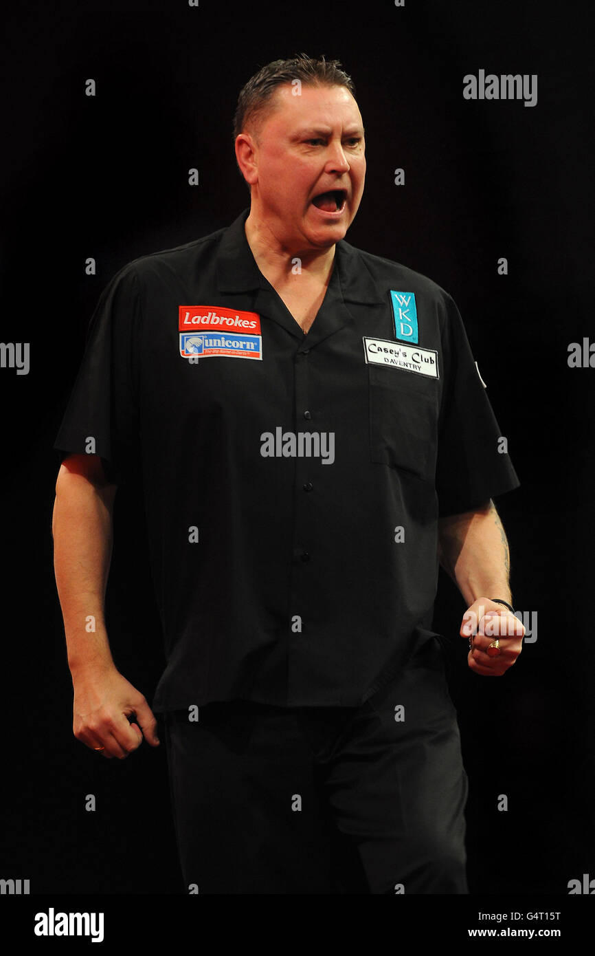 Sport darts kevin painter hi-res stock photography and images - Alamy