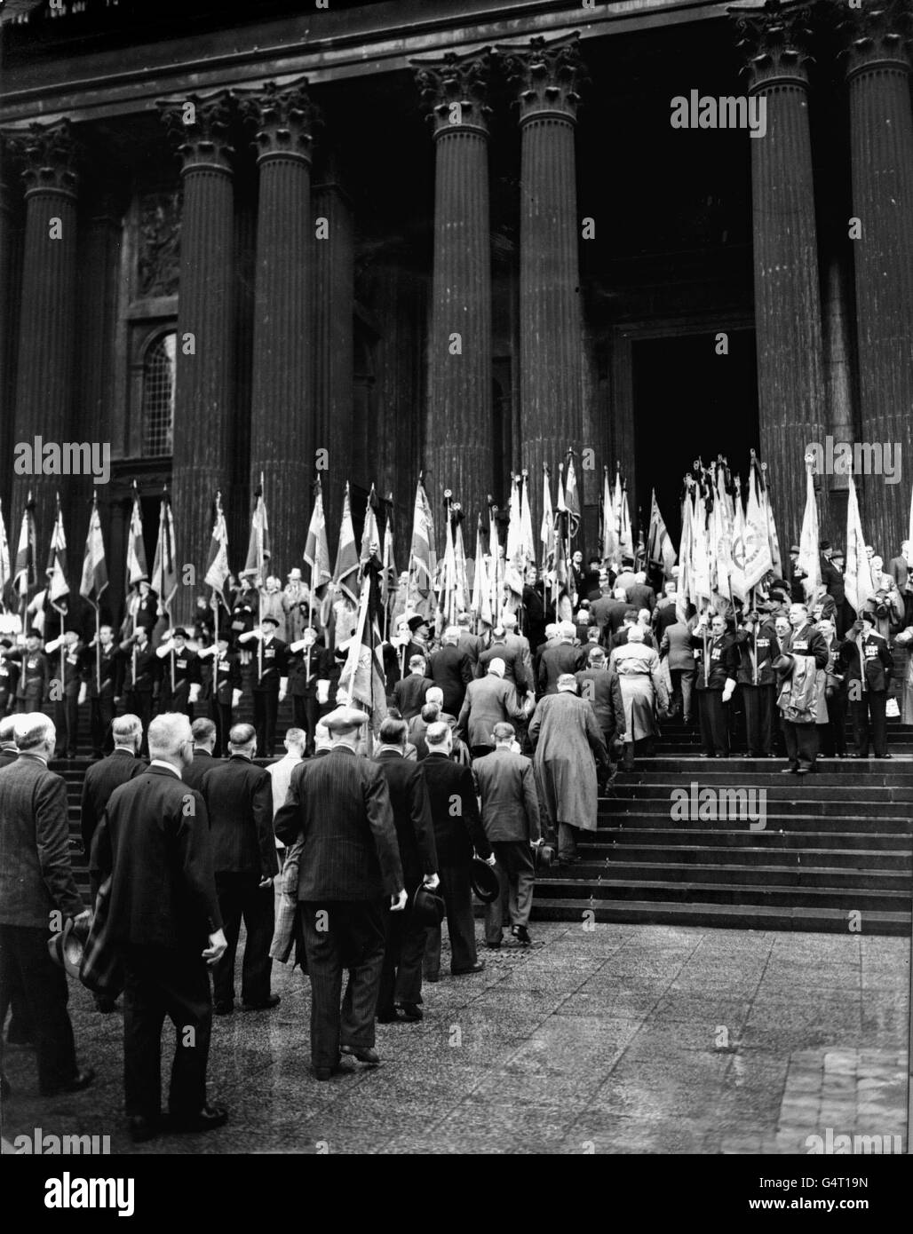 THE BOER WAR: Boer War veterans at St. Paul's Cathedral. Standards are borne bravely as Boer War (1899-1902) veterans enter St. Paul's cathedral, London, for the service commemorating the 50th anniversary of the signing of the Treaty of Vereeniging which brought the South African War to an end. Stock Photo