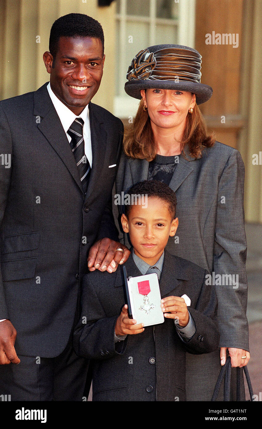 Footballer robbie earle hi res stock photography and images Alamy