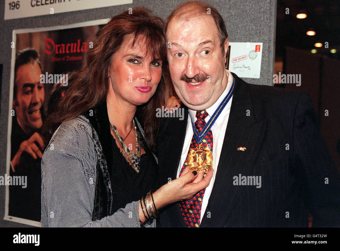 Former Bond Girl and Hammer Horror star Caroline Munro with Gorden Kaye the current King Rat of the Grand Order of the Water Rats, a showbiz charity, at the opening of Collect '99 at Wembley Exhibition Centre in London. (Gordon Kaye Incorrect Spelling) * Collect '99 is an exhibition with items ranging from modesl to stamps, to autographs and TV and Film memorabilia. Stock Photo