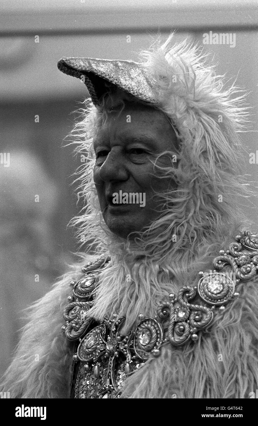 Sir John Gielgud appears as Egg Yolk the 1st, The Goose King in London prior to his role in 'Mother Goose' at Drury Lane Theatre Royal. Stock Photo