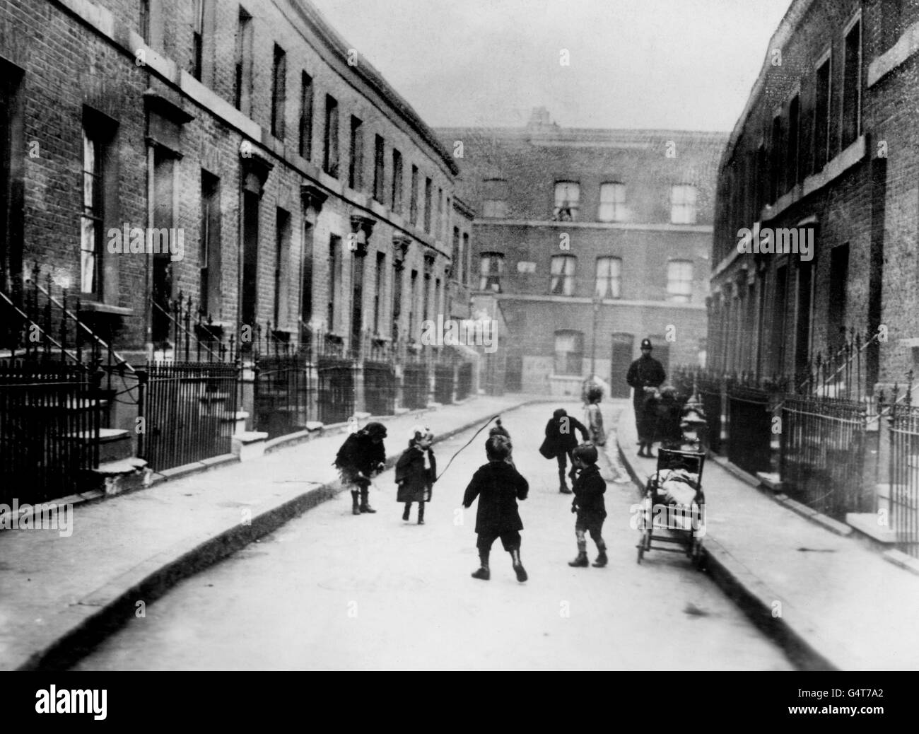 London Scenes Slums of Shoreditch 1920's Stock Photo Alamy