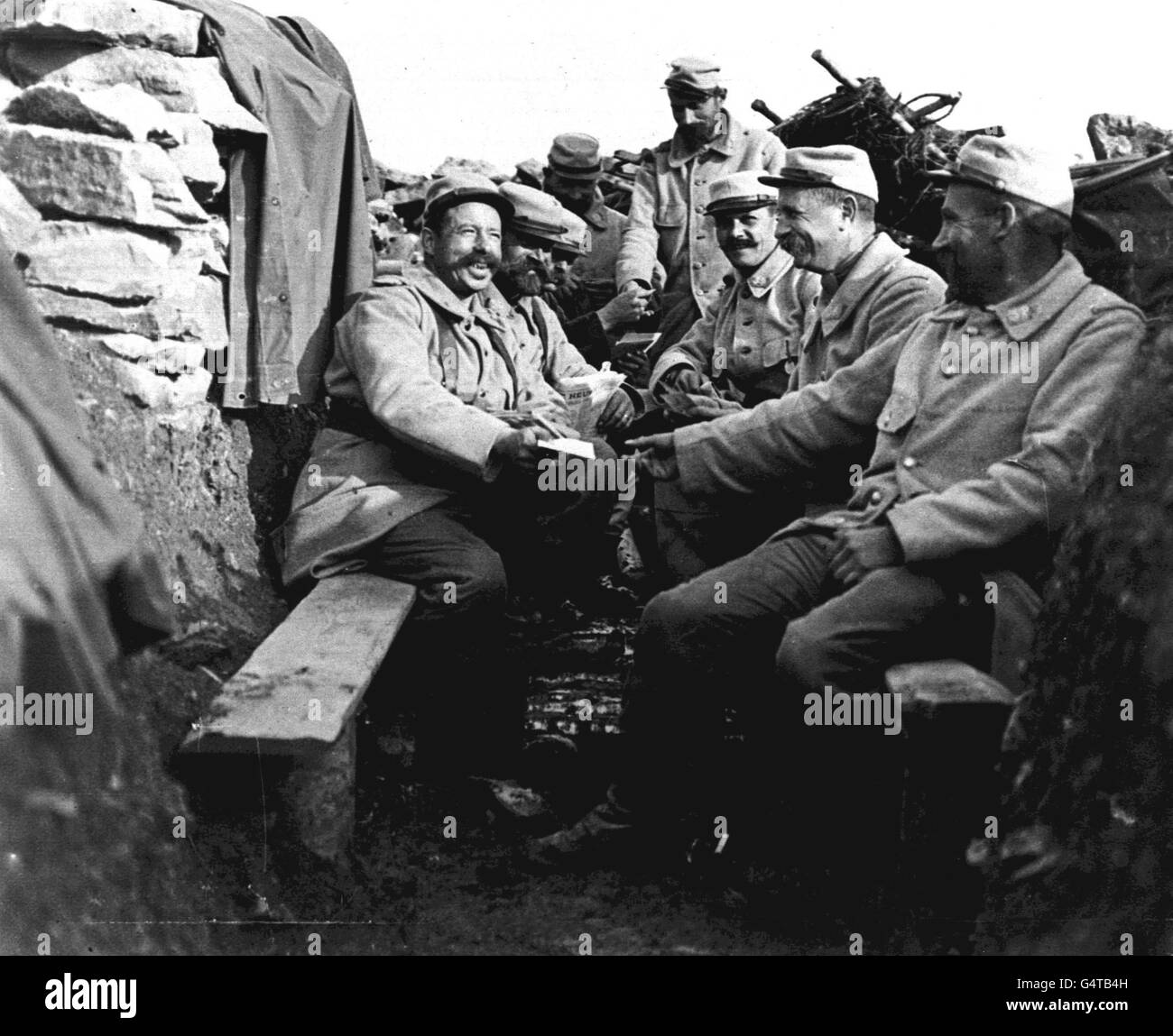 1916: THE ARRIVAL OF THE MAIL FOR FRENCH TROOPS IN A TRENCH IN THE VOSGES REGION OF NORTH EASTERN FRANCE. DUCKBOARDS CAN BE SEEN ON THE BOTTOM OF THE TRENCH, USED TO KEEP THE SOLDIERS' FEET OUT OF THE MUD AND WATER. FROM PA FIRST WORLD WAR COLLECTION. Stock Photo