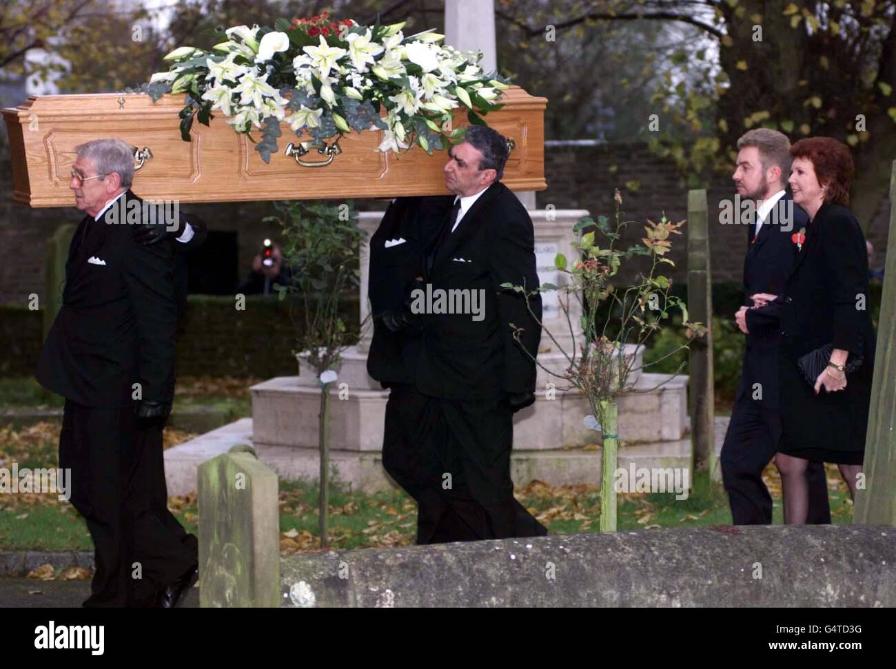Blind Date presenter Cilla Black (far right) arrives with her son Robert (2nd right), for the funeral of her husband Bobby Willis at St. Mary the Virgin Church in Denham, Buckinghamshire. Willis died 27/10/99 after a battle with liver and lung cancer, aged 57. Stock Photo