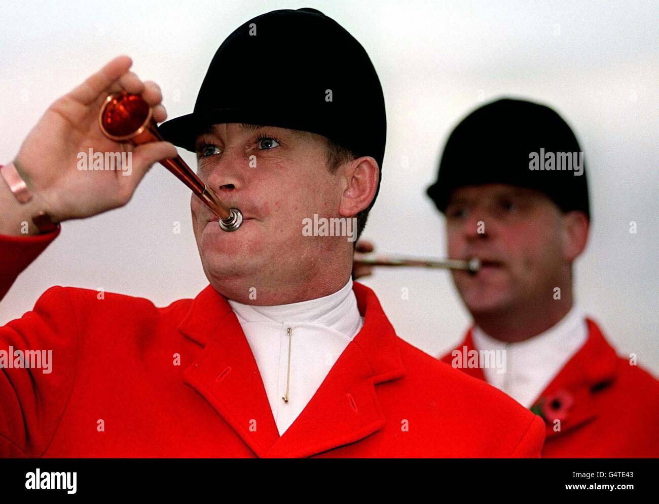 Anthony Winter (left) and Nigel Dickson of the York and Ainsty Hunt blowing their hunting horns on the day that the Government's plans for fox-hunting will be unveiled by the Home Secretary Jack Straw. Mr Straw makes the announcement as Parliament breaks before the Queens Speech. is setting out the Government's intentions in the Commons as MPs leave Westminster for a short break before next week's Queen's Speech. PA photo: John Giles. See PA story POLITICS Hunting. Stock Photo