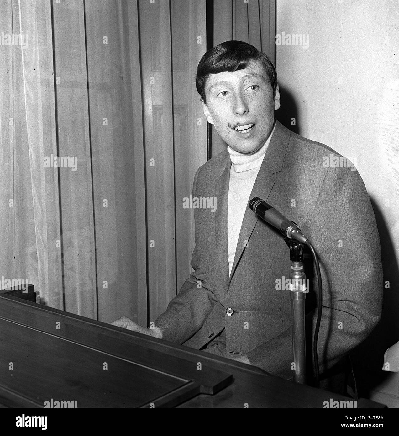 Soul Singer Chris Farlowe singing for guests at the Pizzala restaurant in Chancery Lane, London. Stock Photo