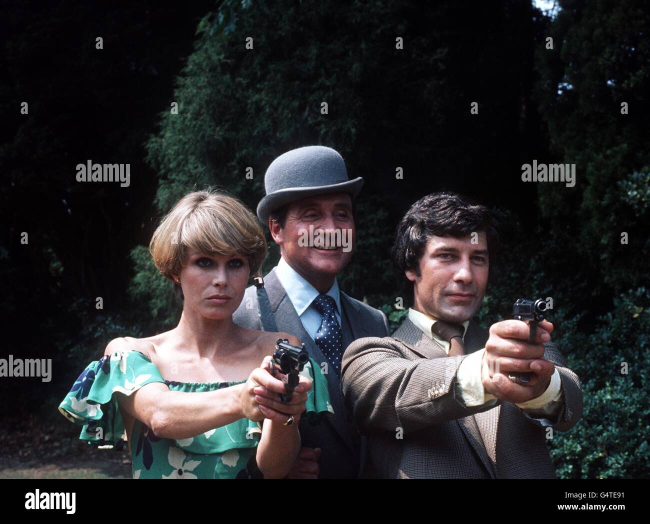 Patrick MacNee as bowler-hatted John Steed, Joanna Lumley, who plays Purdey and Gareth Hunt as Mike Gambit during the filming of the new television series of The Avengers (The New Avengers) at Pinewood Studios, Bucks. Stock Photo