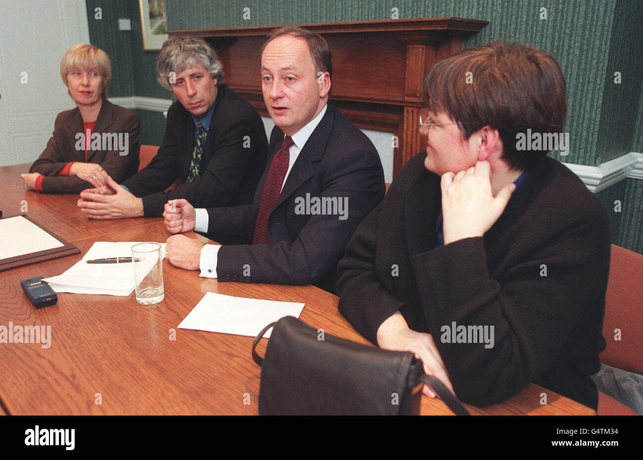 Shaun Woodward (2nd right), former Conservative MP for Witney, in Oxfordshire, who transferred his party allegiance to Labour, holds a news conference at Westminster. *From left: Phyllis Starkey MP, Vice chair of South-east MPs, Martin Salter MP, chair of South-east MPs, Mr Woodward, Fiona MacTaggart MP. Stock Photo