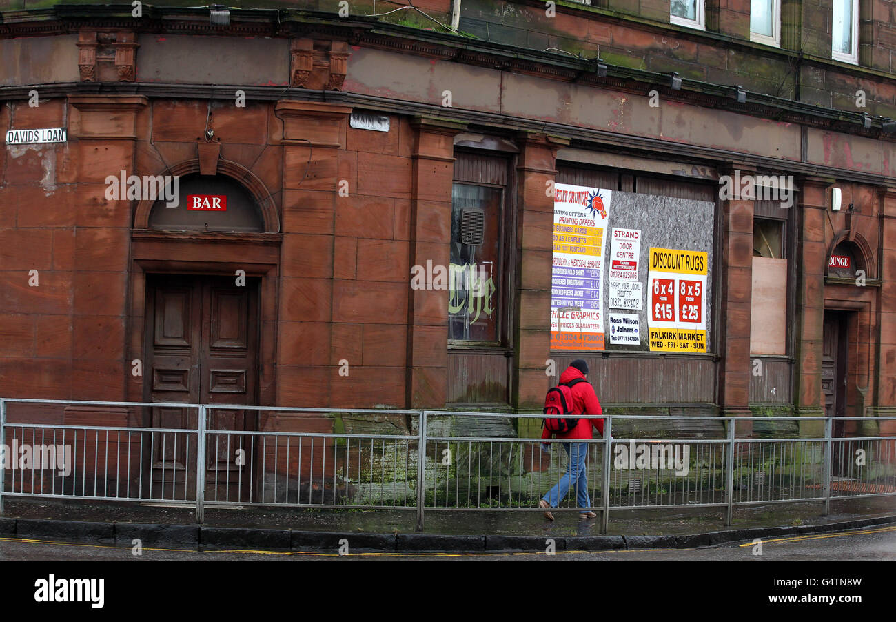 Pictured is a closed down pub in Main Street in Falkirk Stock Photo Alamy
