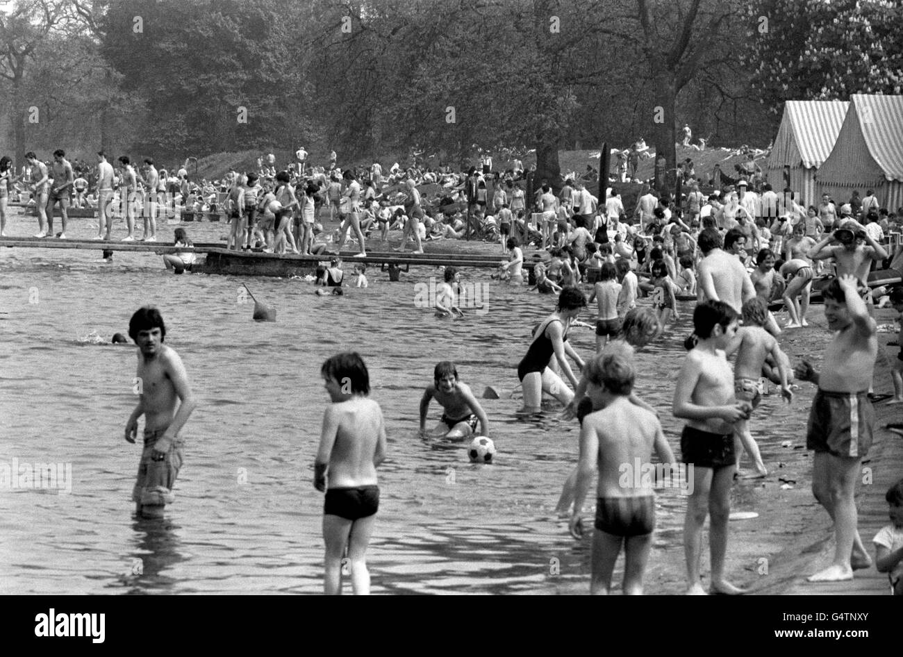 London Serpentine crowds. Crowds gather at the London Serpentine in Hyde Park during the Summer Stock Photo