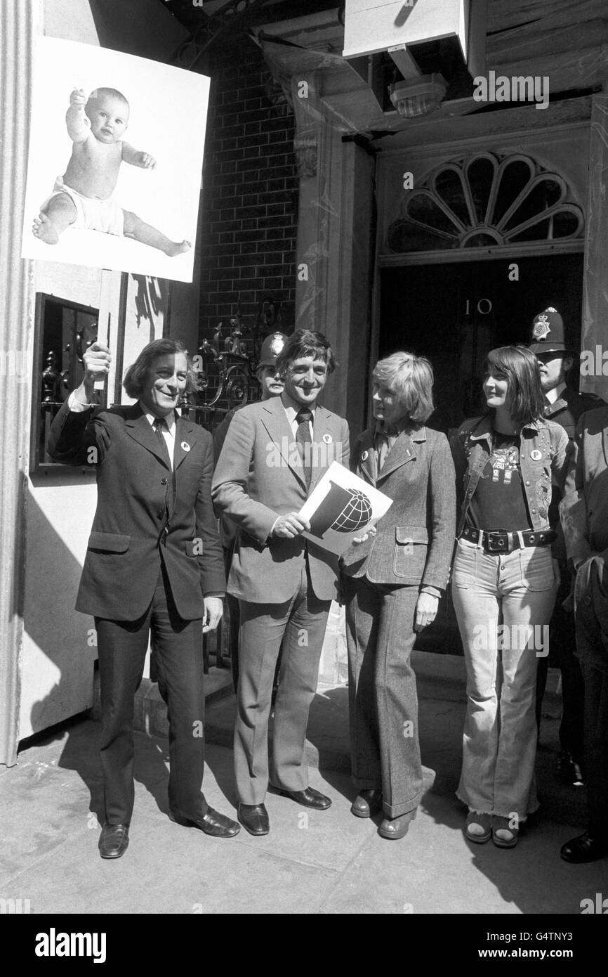 (l-r) Lord Avebury, liberal peer, TV personality Michael Parkinson and his wife Mary, and singer Sandie Shaw at 10 Downing Street in London to present the 'Call for Action' to the government, to adopt a policy on population control. Stock Photo