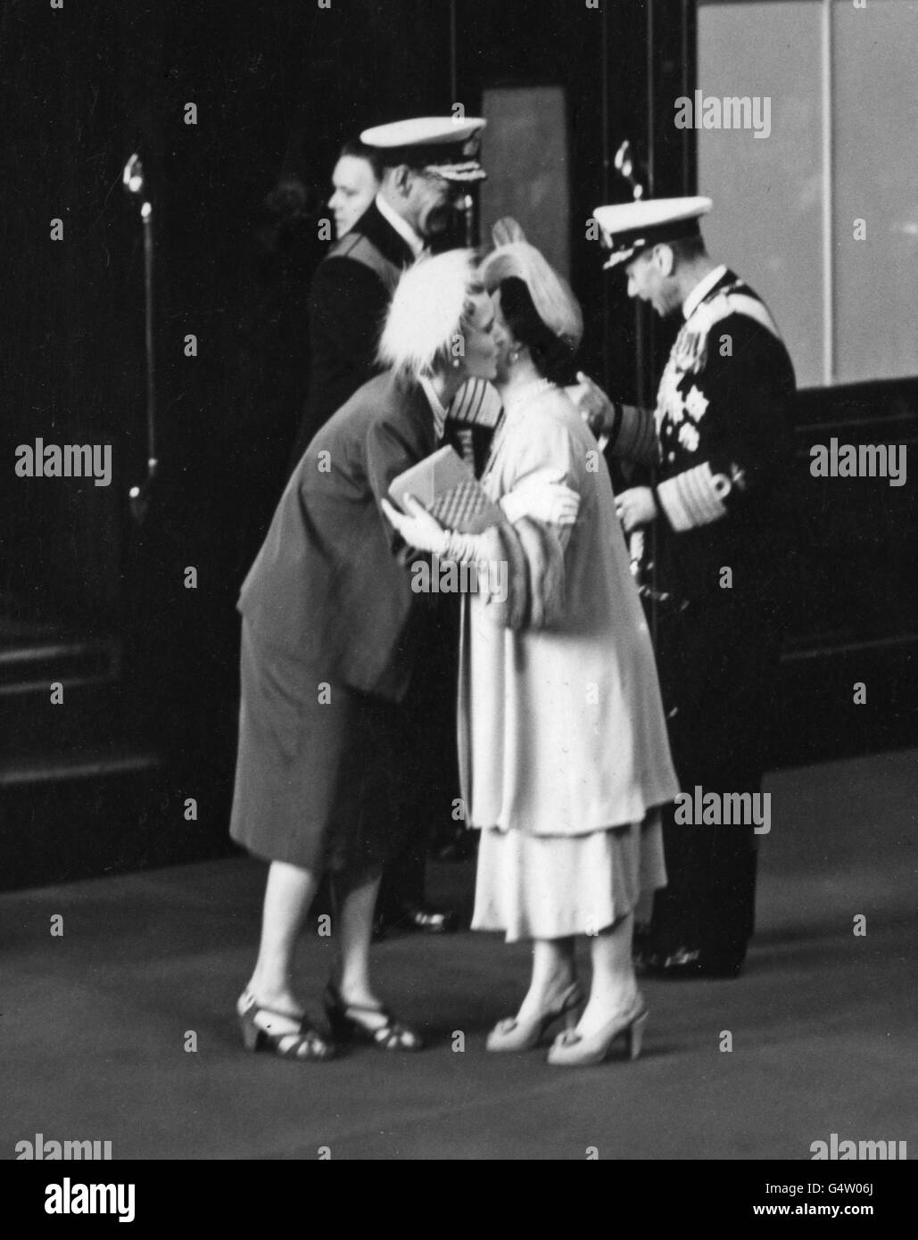 King Frederik and Queen Ingrid of Denmark being welcomed by King George VI and Queen Elizabeth at Victoria station at the start of their 4 day state visit to London. Stock Photo