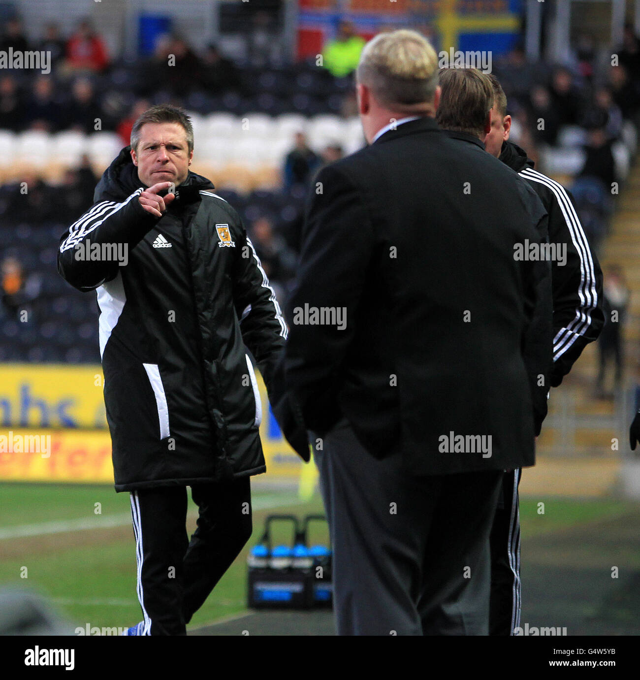 Soccer - FA Cup - Fourth Round - Hull City v Crawley Town - KC Stadium. Hull City's Nick Barmby and Crawley Town's manager Steve Evans have heated words in the dug outs Stock Photo