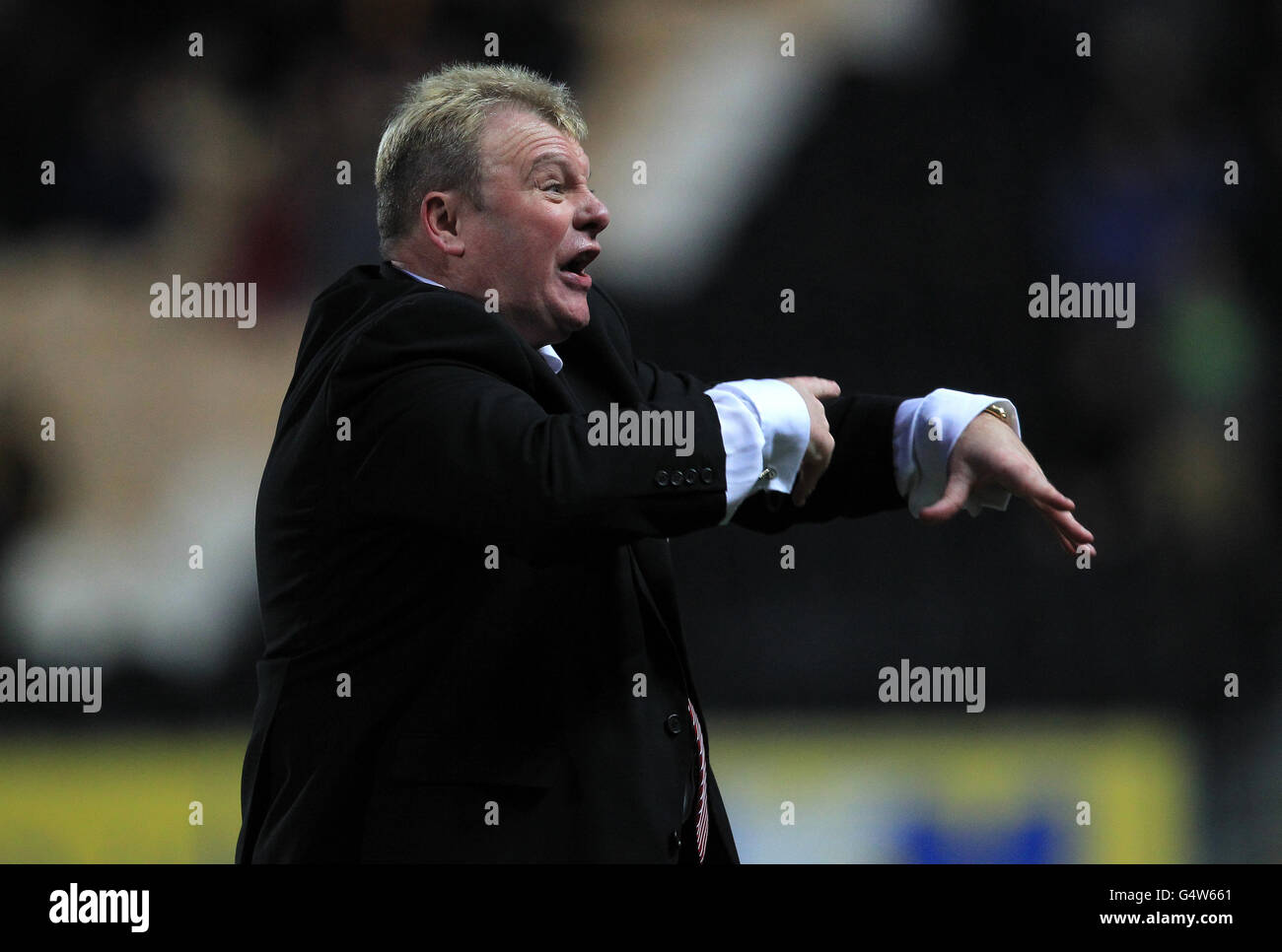 Soccer - FA Cup - Fourth Round - Hull City v Crawley Town - KC Stadium. Crawley Town's manager Steve Evans has heated words in the dug outs Stock Photo