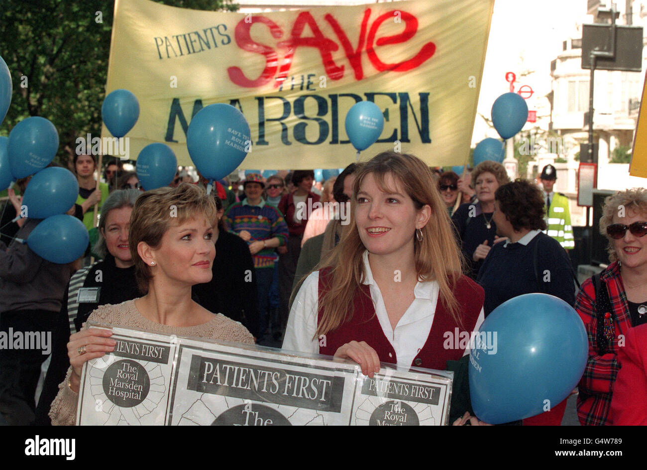 PA Photo 3/10/93 Actresses Fiona Fullerton and Jemma Redgrave heading a march in London to save the Royal Marsden Hospital Stock Photo