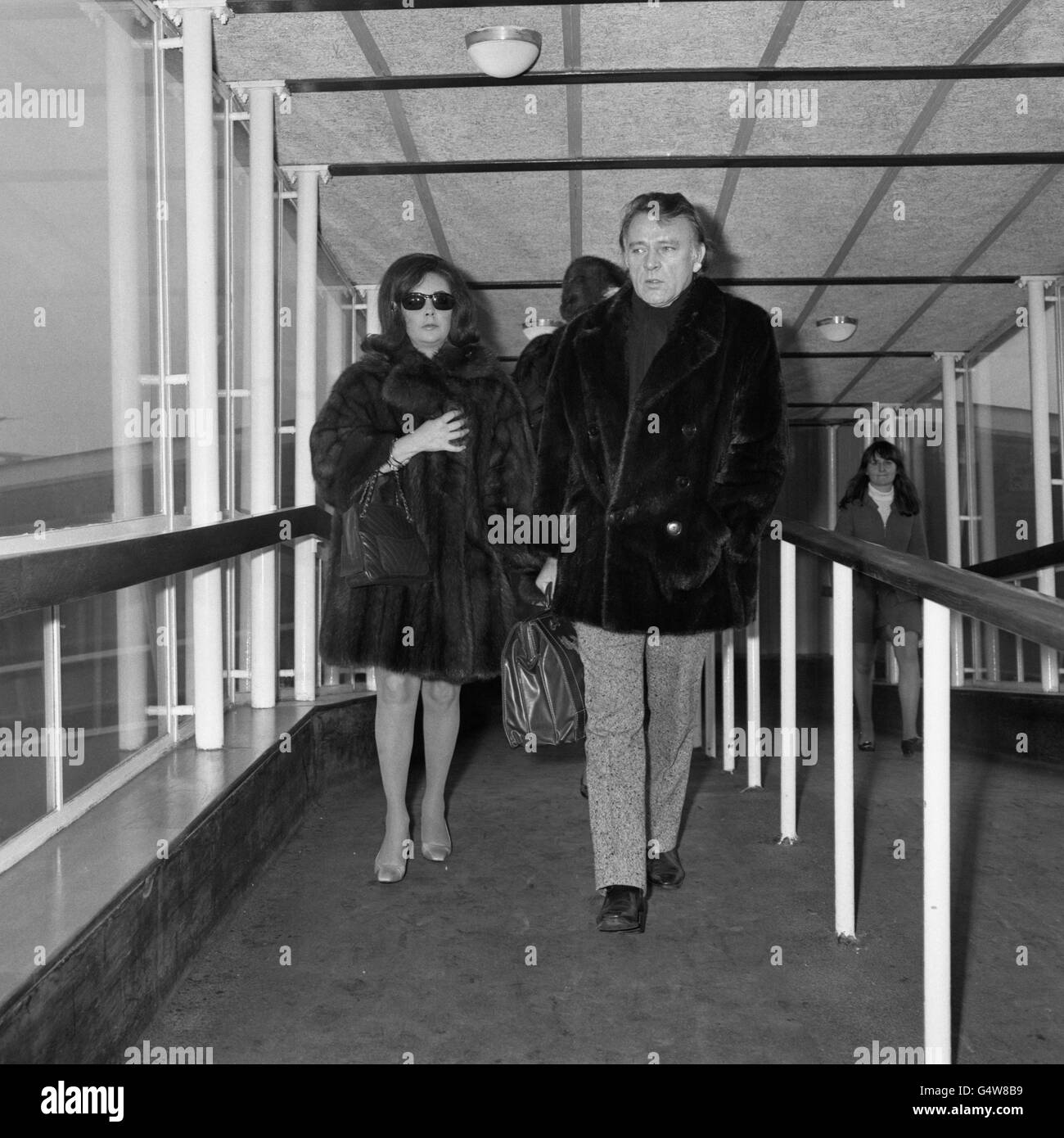 Film - Elizabeth Taylor and Richard Burton - Heathrow Airport, London Stock Photo