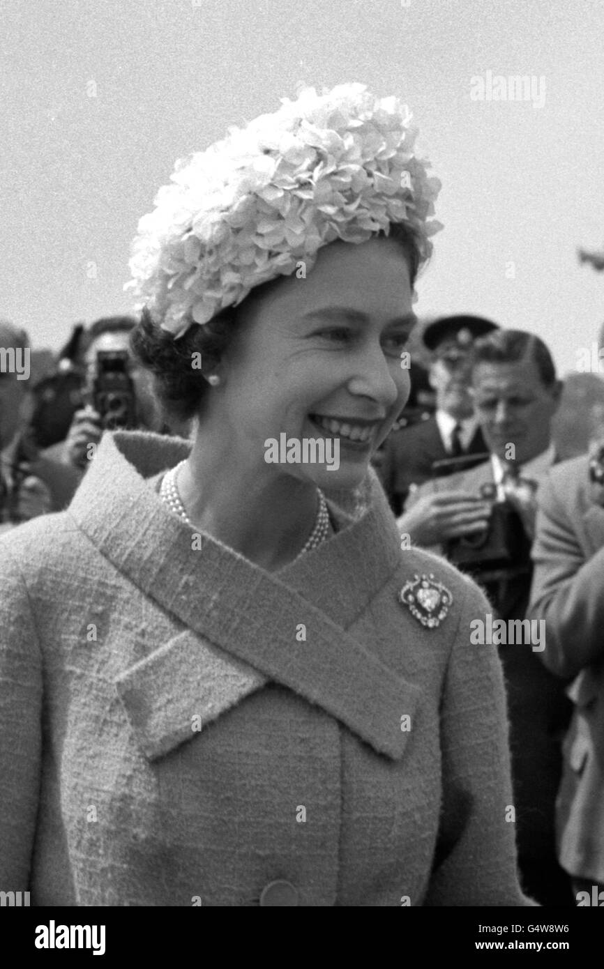 Horse Racing - The Derby Stakes - Epsom Racecourse. Queen Elizabeth II at the Epsom Derby, where she saw the 66-1 outsider Psidium win the big race. Stock Photo