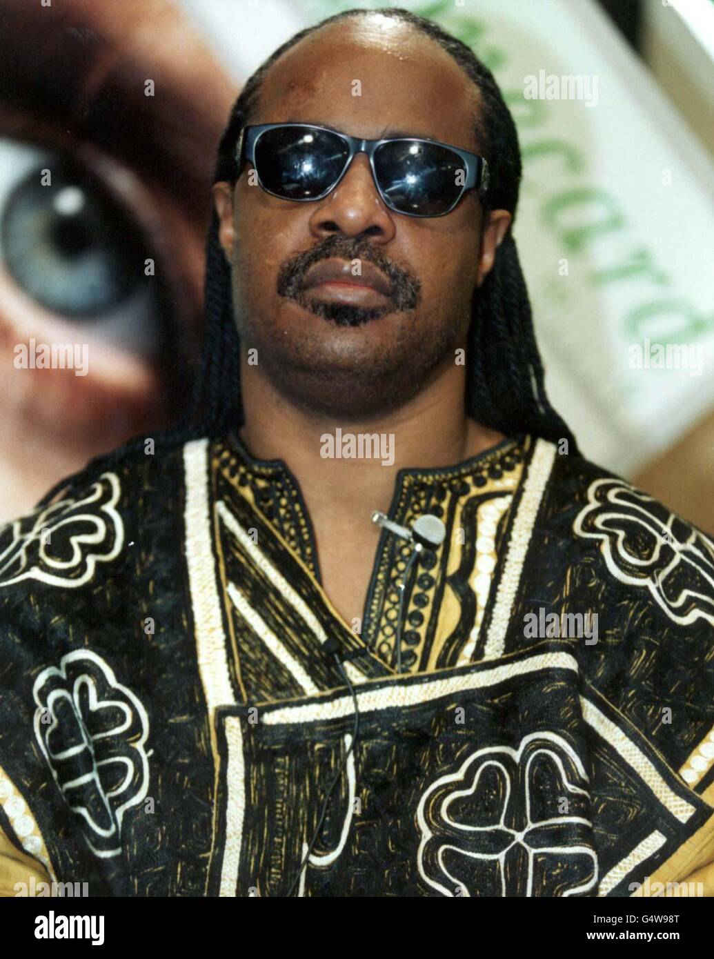 Undated file picture of blind pop legend Stevie Wonder who is to undergo an operation that would enable him to regain his sight according to the Daily Express Friday 3 December 1999. The 48-year-old singer, who went blind within hours of his birth, broke the news at a church service in Detroit reports the Daily Express. PA photo. See PA story SHOWBIZ Stevie. Stock Photo