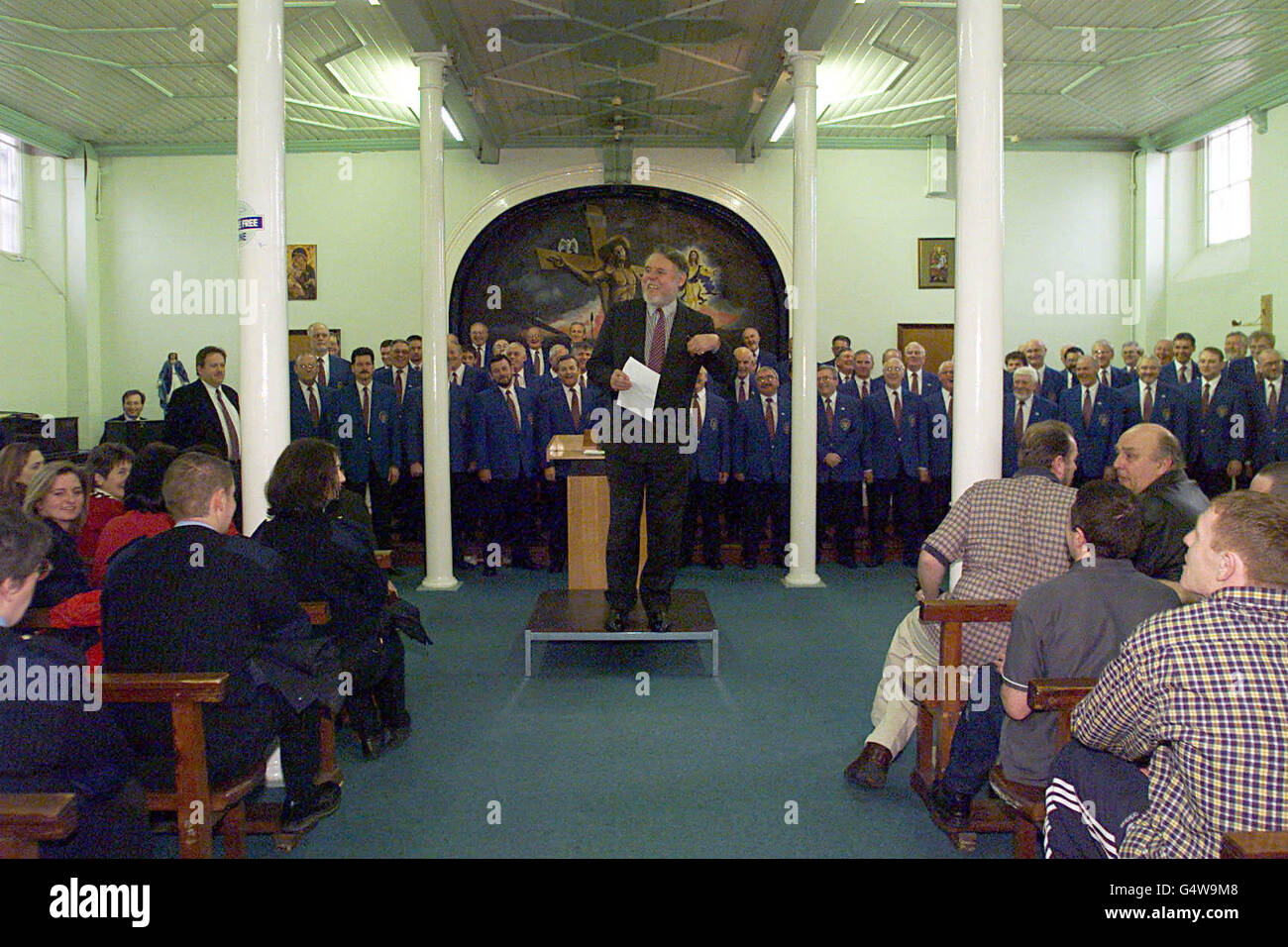 Terry Waite with the Warrington Male Voice Choir, performing for inmates of Mountjoy Prison, Dublin. Stock Photo