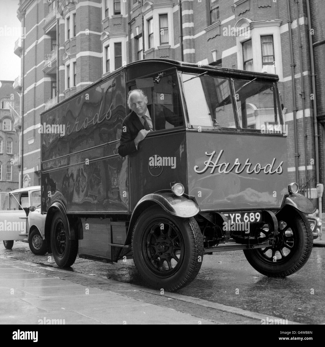 Harrods Delivery Van High Resolution Stock Photography and Images Alamy